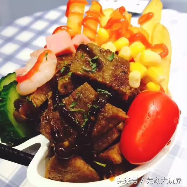 人手一只的杯子,人手一个茶杯