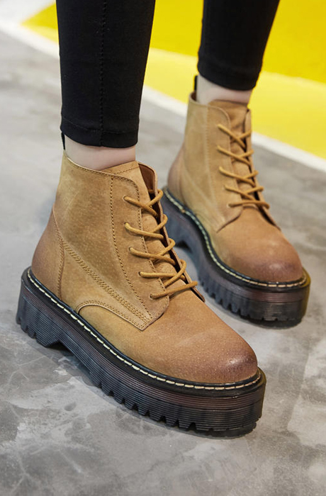 百搭神器短靴不管是出街还是约会都能轻松搞定很有范儿哦！