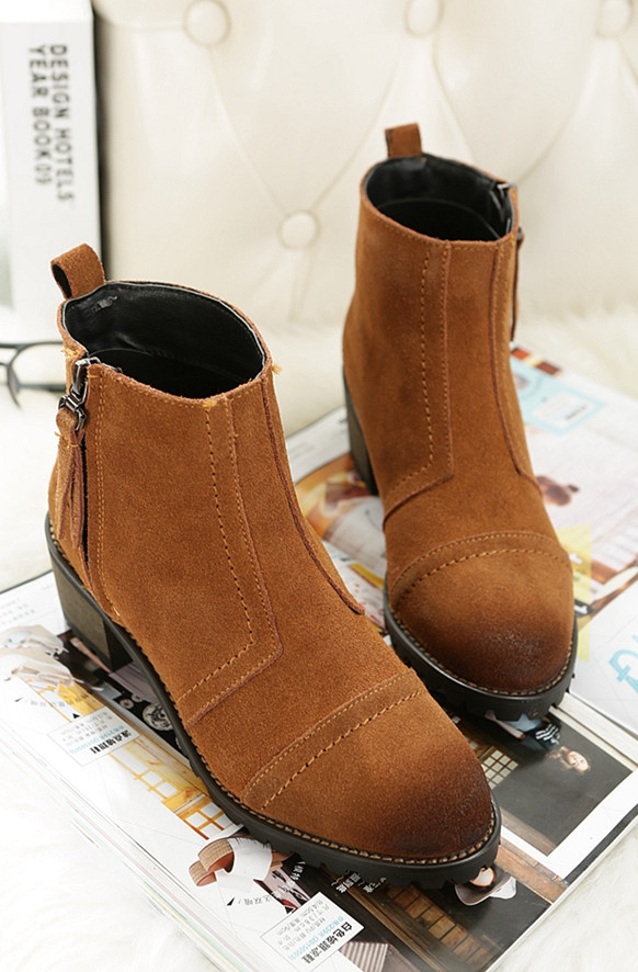 百搭神器短靴不管是出街还是约会都能轻松搞定很有范儿哦！