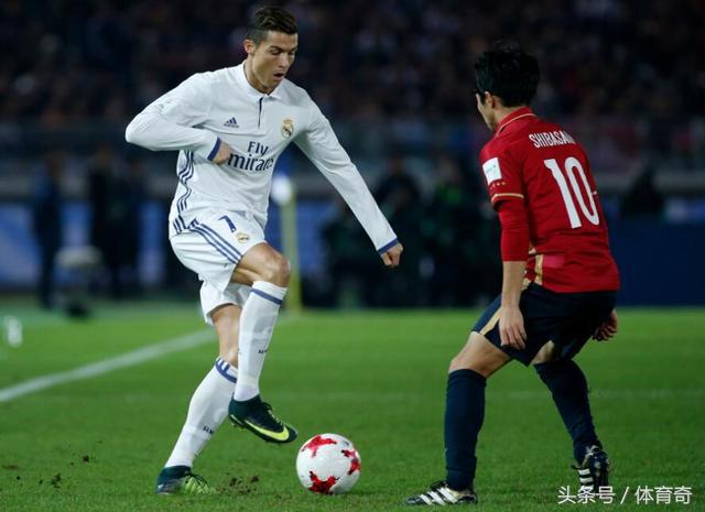 发怒？C罗花式踩单车过人失误失球后怒斥队友