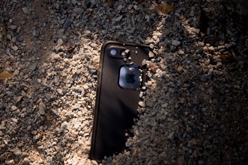 苹果手机砸核桃测评,砸核桃的苹果手机