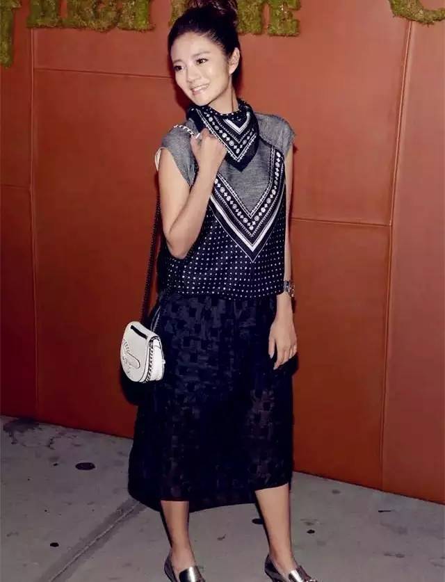 杨幂刘雯等人纷纷终止合作,杨幂刘雯新款包