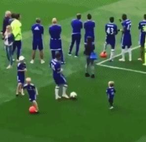 上帝夺走了我的挚爱,即使贫穷也挡不住我对足球的热爱