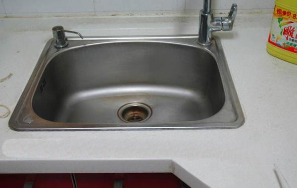 水槽玻璃胶脏了怎么处理,水槽边缘玻璃胶发霉怎么处理