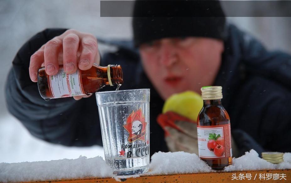 美国军人误将防冻剂当酒喝,俄军喝防冻液