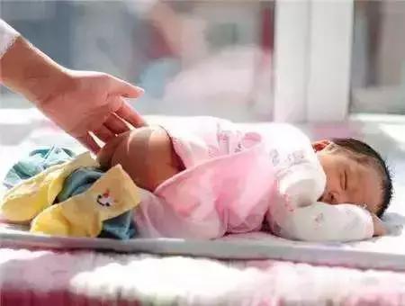 冬天怎么给新生儿晒太阳,新生儿可以出门晒太阳吗