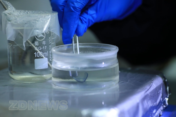 浙大新发明的薄膜：或可治疗近视远视，还能做成珠宝首饰！