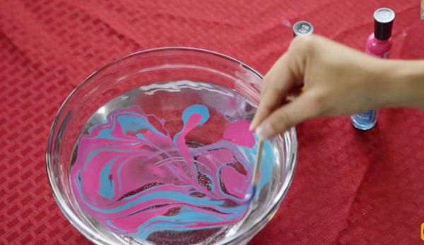 白色杯子放到指甲油的水里，1秒后神奇的事发生了！美爆了！