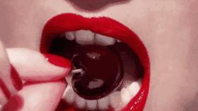 一年服下那么多唇膏，老板麻烦给我来根能吃的！