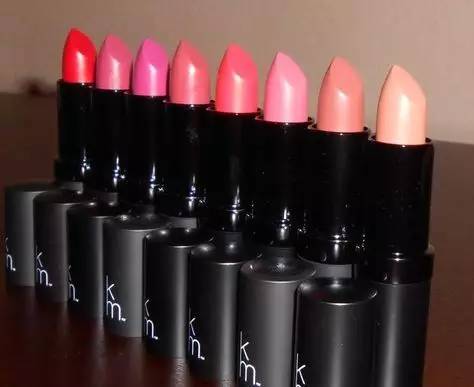 一年服下那么多唇膏，老板麻烦给我来根能吃的！