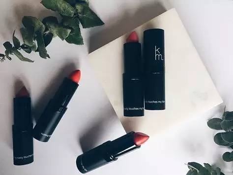 一年服下那么多唇膏，老板麻烦给我来根能吃的！