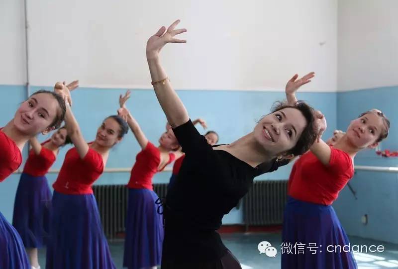 4个舞姿学一支舞,4个简单舞蹈