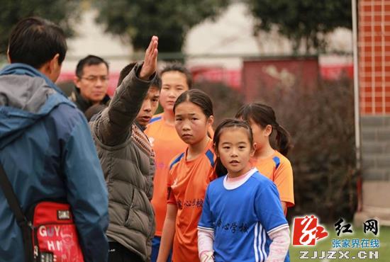 武陵源区索溪中心学校在市首届校园足球赛中成绩喜人