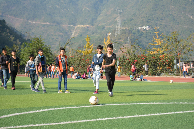 蓝天白云、青山绿水，这些山区足球少年的运动场太巴适了