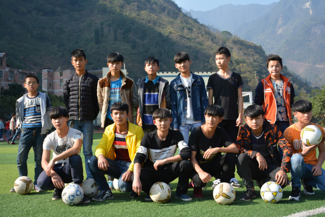 蓝天白云、青山绿水，这些山区足球少年的运动场太巴适了