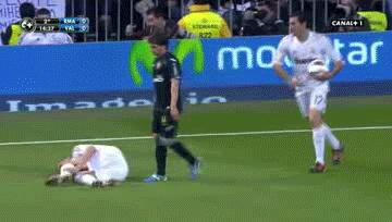 搞笑足球苏亚雷斯,美洲杯苏亚雷斯搞笑集锦