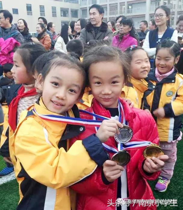 夹球接力跑亲子运动会,亲子运动会小中大