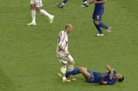 当今足坛有几种打法,足坛高空轰炸战术