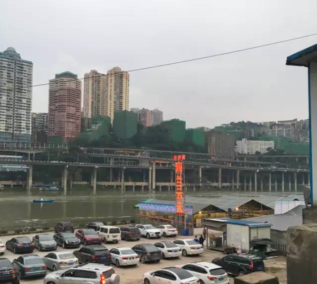 我要投诉这些店！藏在卡卡角角的烂棚棚，排队排了3天才吃到！