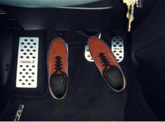 自动挡只用左脚踩可以吗,自动挡只有右脚