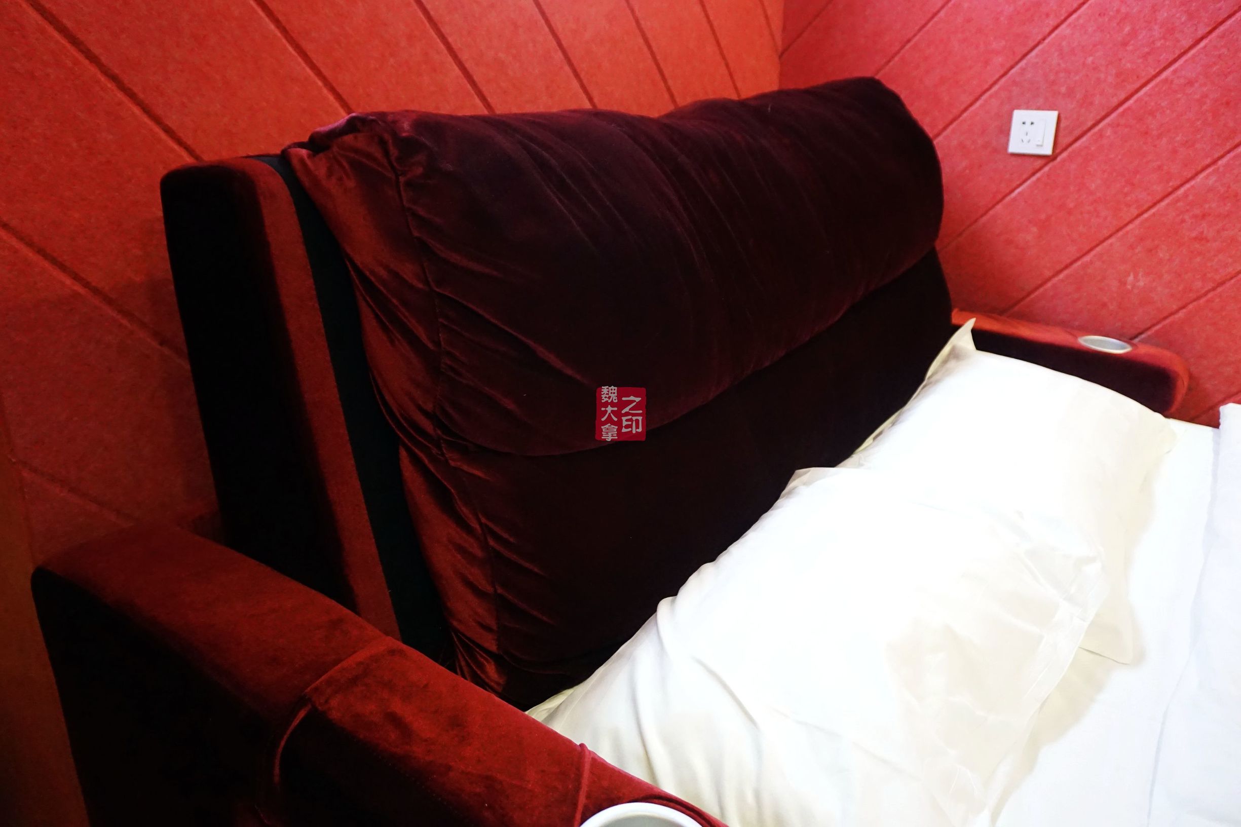 可以躺着看电影的酒店,附近电影主题酒店推荐