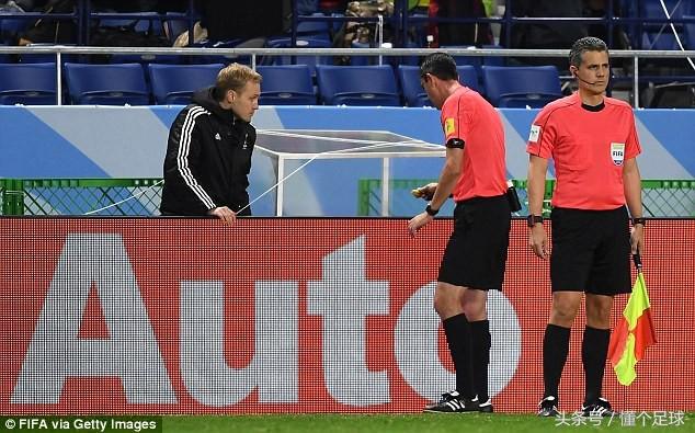 裁判瞎了眼出界,裁判退出