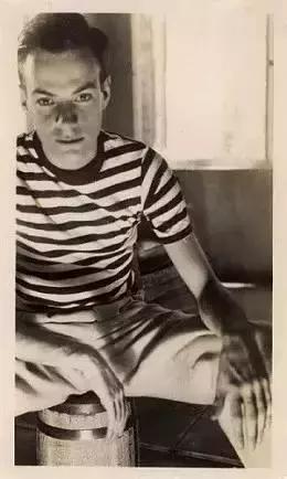 谢耳朵只服他一个，又玩原*弹子**又是办画展