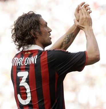 经典红色足球球衣,五大联赛经典球衣号码推荐