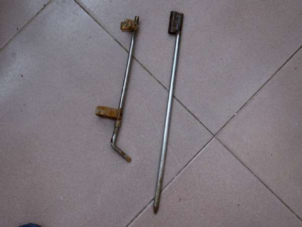 野钓鲫鱼打串钩自制竿架,老钓鱼人传授自制串钩和海竿架