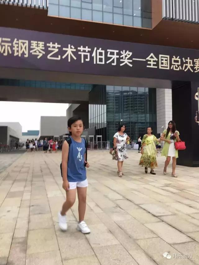 巴厘岛电影节再走红陈坦锐成“小小翻译官”