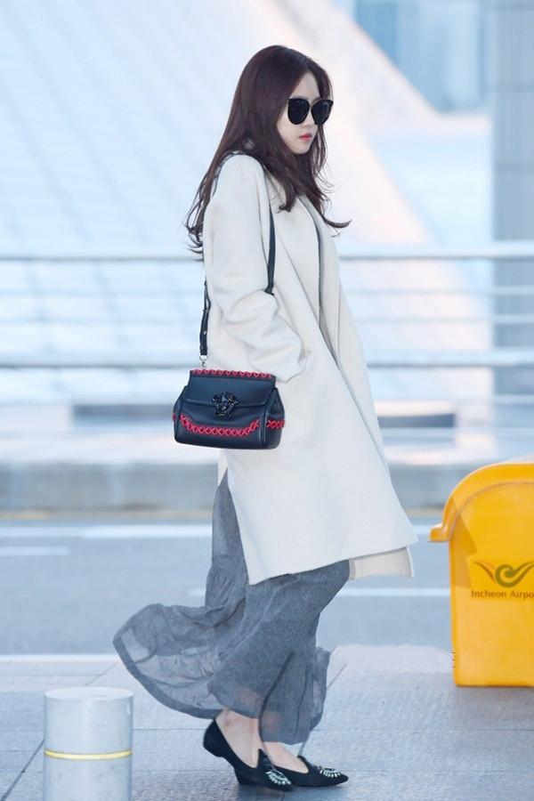 韩国女明星皮衣机场街拍,韩国女明星穿阿迪