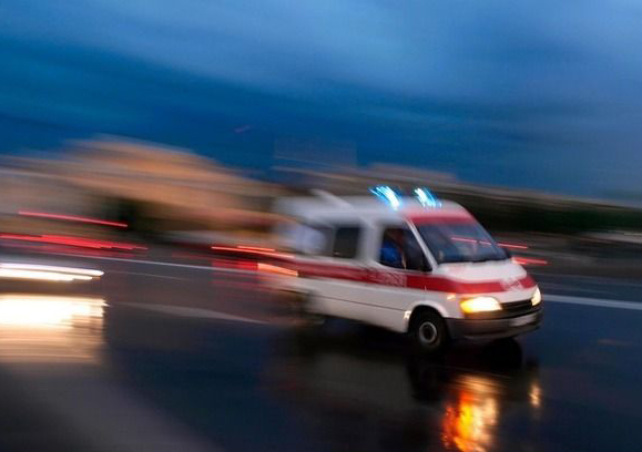 只因好奇，围观群众眼睛被灼伤，眼前一片漆黑，赶紧送急诊