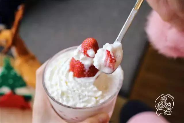 圣诞搞事啊！这杯咖啡竟好喝得我连杯子都吃掉了！