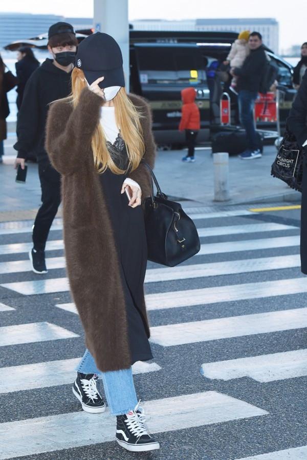 韩国女明星皮衣机场街拍,韩国女明星穿阿迪