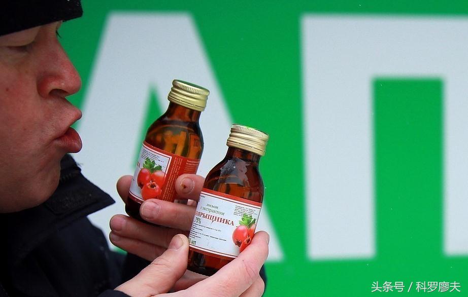 美国军人误将防冻剂当酒喝,俄军喝防冻液