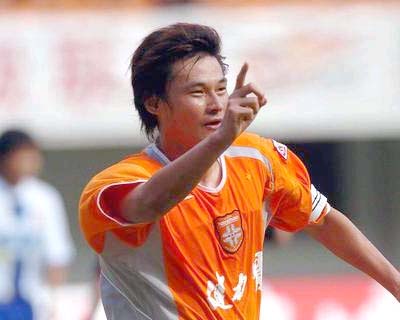 野球场怎么踢,攻防兼备的后腰