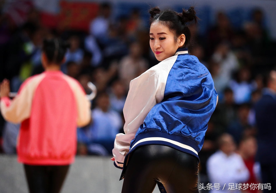 CBA宝贝皮裤装惹眼，更衣室演绎撩妹新技能