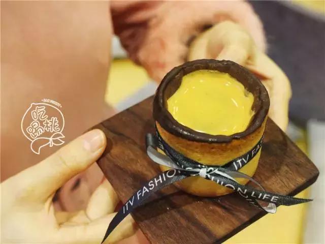 圣诞搞事啊！这杯咖啡竟好喝得我连杯子都吃掉了！