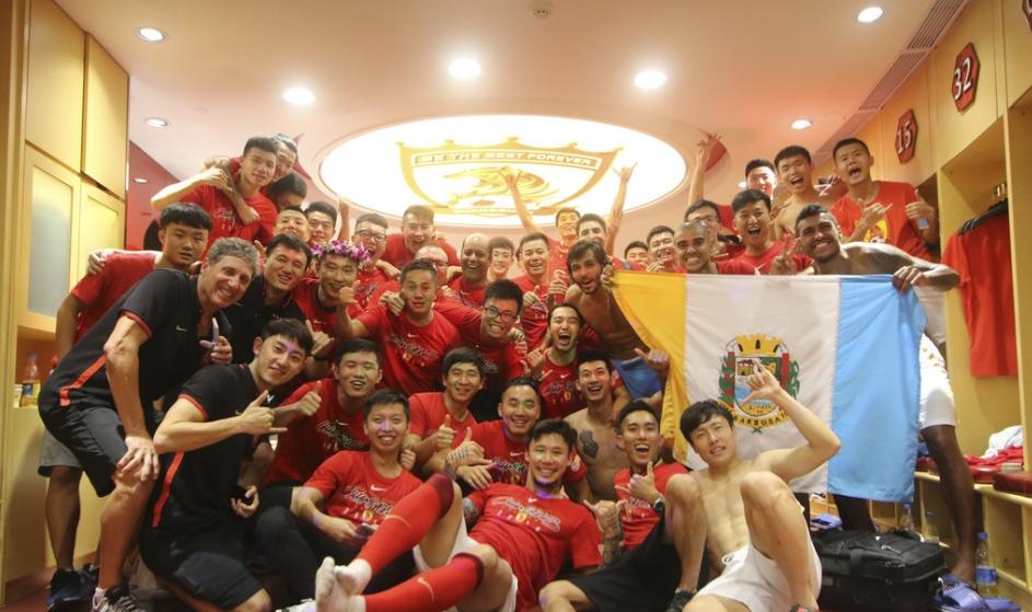 足球中场休息球员下场谁又上去了,足球中场休息15分钟干嘛