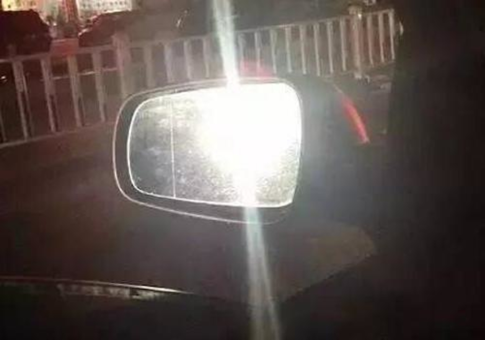 强光手电对付后车远光灯,小圆镜贴车尾对付远光狗效果如何