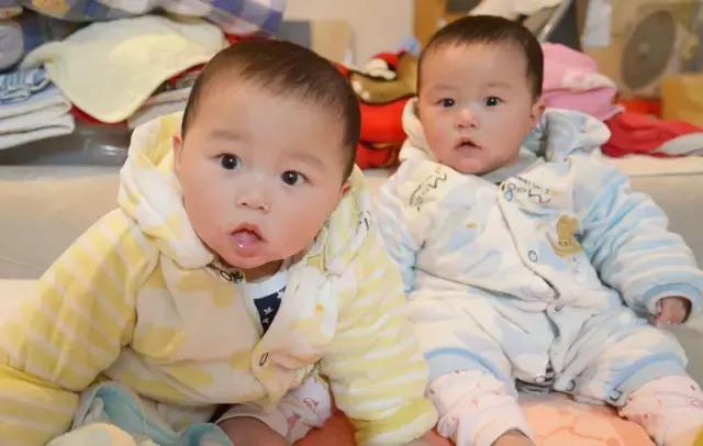 宝宝掉下床抱起来,宝宝掉床后哄一会睡着了没事吧