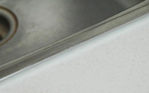 水槽玻璃胶脏了怎么处理,水槽边缘玻璃胶发霉怎么处理