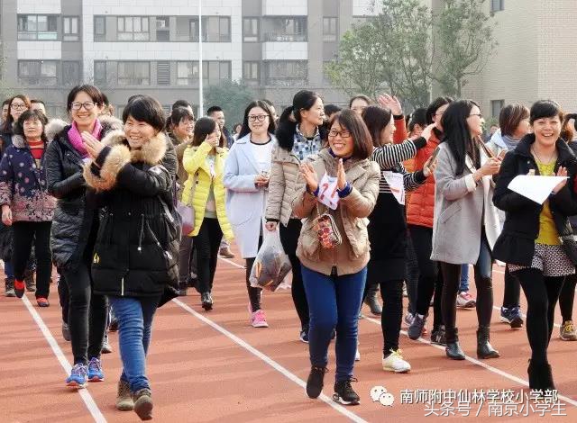 夹球接力跑亲子运动会,亲子运动会小中大