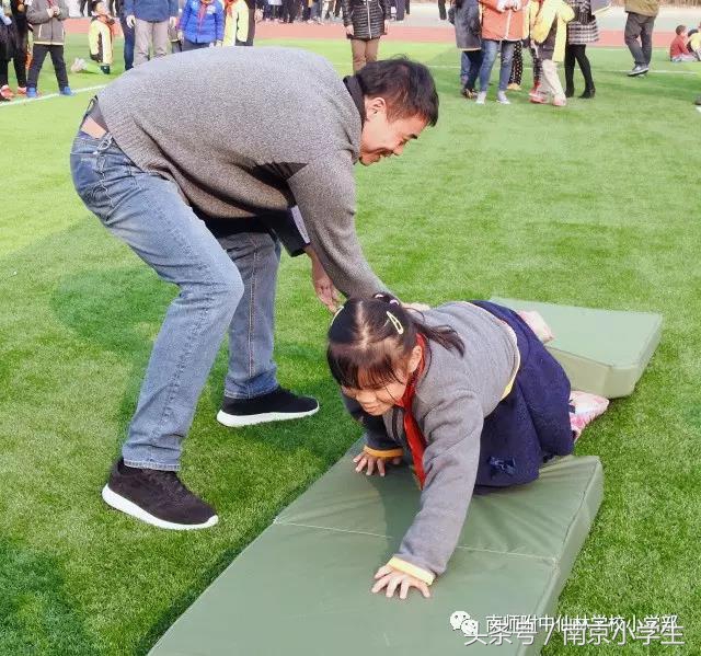 夹球接力跑亲子运动会,亲子运动会小中大