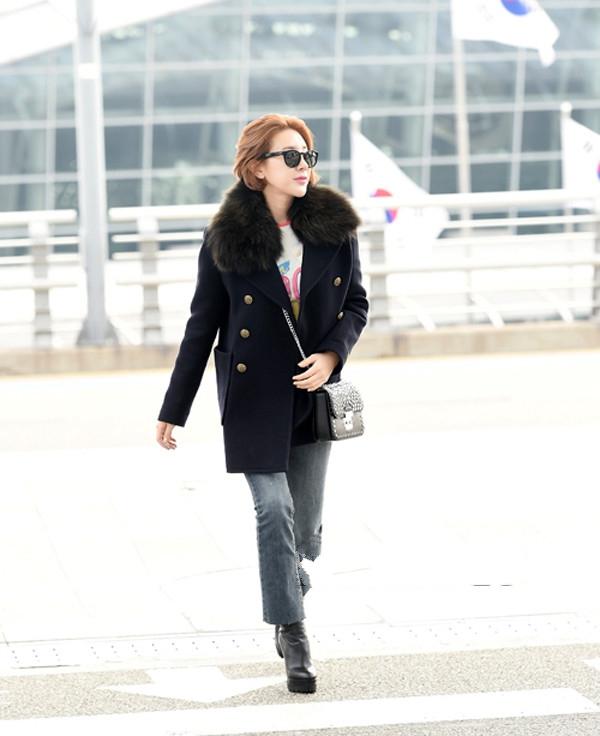 韩国女明星皮衣机场街拍,韩国女明星穿阿迪