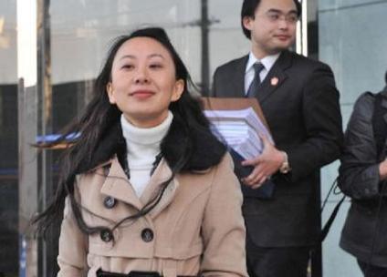 美女足球记者被砸,美女足球记者被球砸