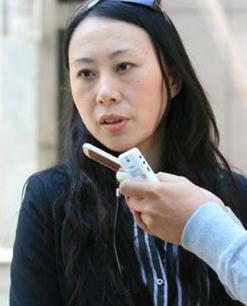 美女足球记者被砸,美女足球记者被球砸