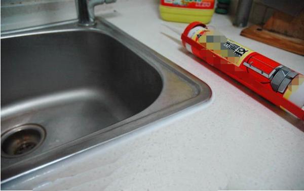 水槽玻璃胶脏了怎么处理,水槽边缘玻璃胶发霉怎么处理