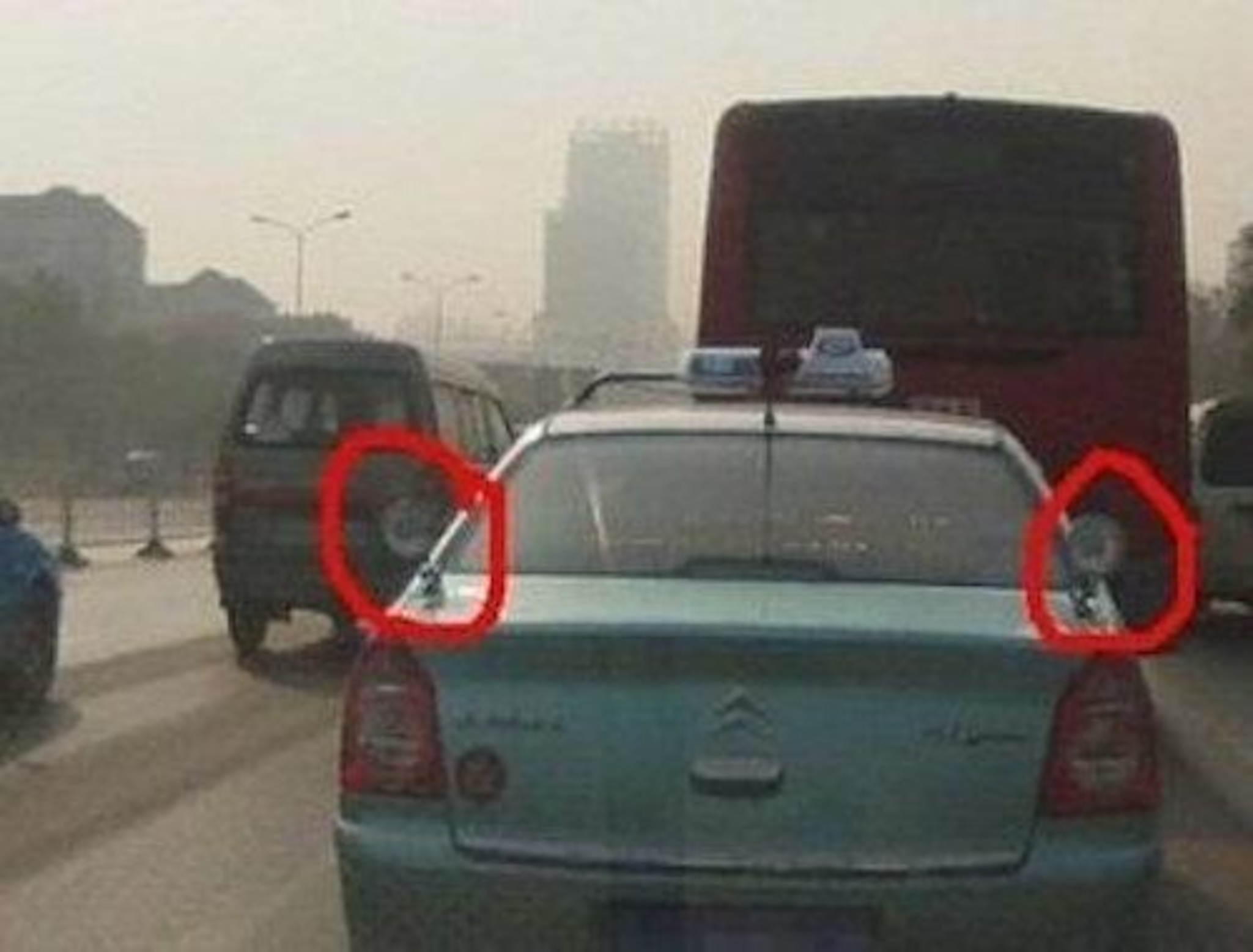 强光手电对付后车远光灯,小圆镜贴车尾对付远光狗效果如何