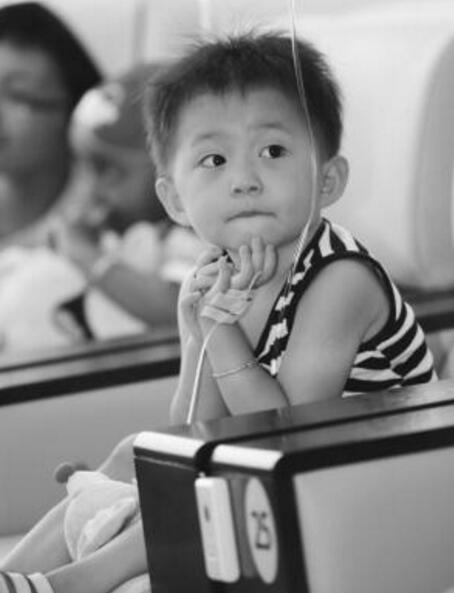 儿子手疼烫伤哭了,儿子手受伤了妈妈心情